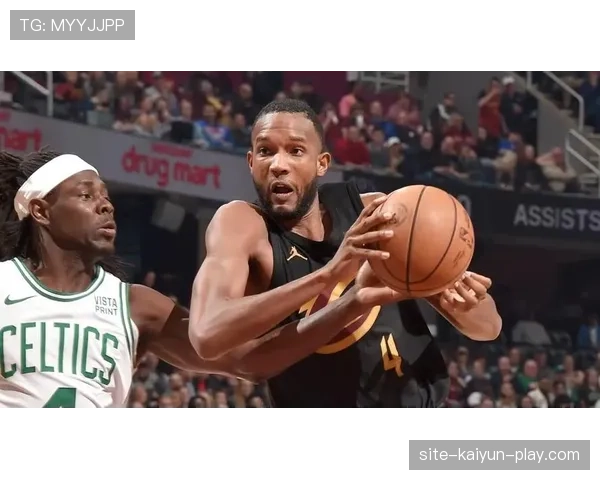 埃文·莫布里面对掘金多次篮下强攻提高防守影响力