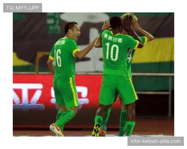 边裁的核心职责：越位判罚与界外球判定的关键执行者